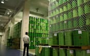 日本アイソトープ協会滝沢研究所では医療用放射性廃棄物を入れたドラム缶が保管されている(岩手県滝沢村)