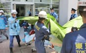 体育大会中に熱中症で倒れ、病院に搬送される生徒(昨年6月29日、東京都台東区)