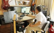 自宅のスタジオでギターやベースを録音編集しブログなどで発表している「ギター松」さん(さいたま市北区)