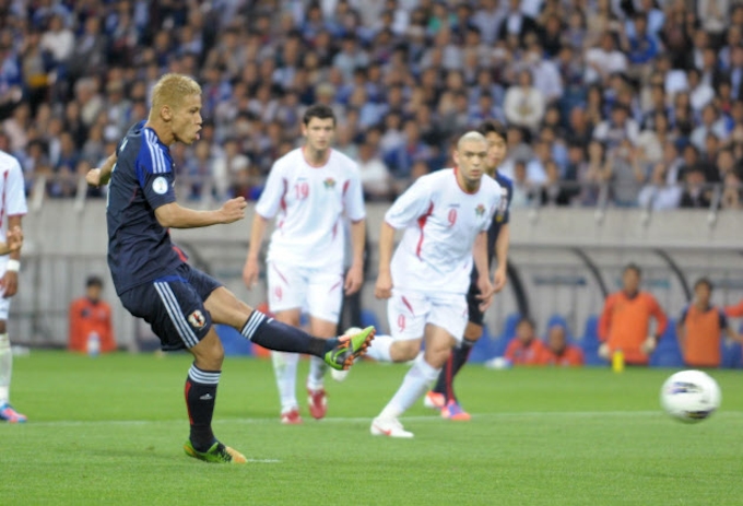 サッカー日本 ヨルダンに6 0で大勝 本田3得点 日本経済新聞