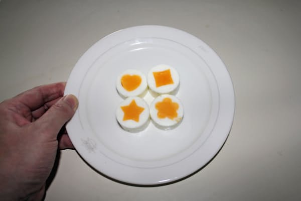 黄身が濃い卵 殻が赤い卵 栄養価が高いは誤解 Nikkei Style 黄身が濃い卵 殻が赤い卵 栄養価が高いは誤解 Nikkei Style