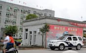 出稼ぎの民工が暴動を起こした浙江省温州市の瑞安仙降鎮庁舎前。警察関係者が警戒体制を強めていた(5月29日)