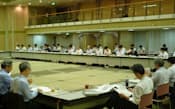 環境省の中央環境審議会では温暖化対策の選択肢を詰めてきた(8日、東京・千代田)
