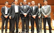 ゴーン社長（写真中央）は学生にリーダーシップ論や経営のグローバル化などで熱弁をふるった(19日、横浜市の慶大日吉キャンパス)