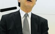 東電原発事故調査委の最終報告書を公表する山崎雅男副社長（20日午後、東京・内幸町）=共同