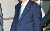 自身を支持する議員との会合を終え、ホテルを出る民主党の小沢元代表(21日夜、東京都港区)