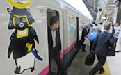開業30周年を記念して東北新幹線にお目見えした「ご当地ラッピング新幹線」(22日、JR東京駅)