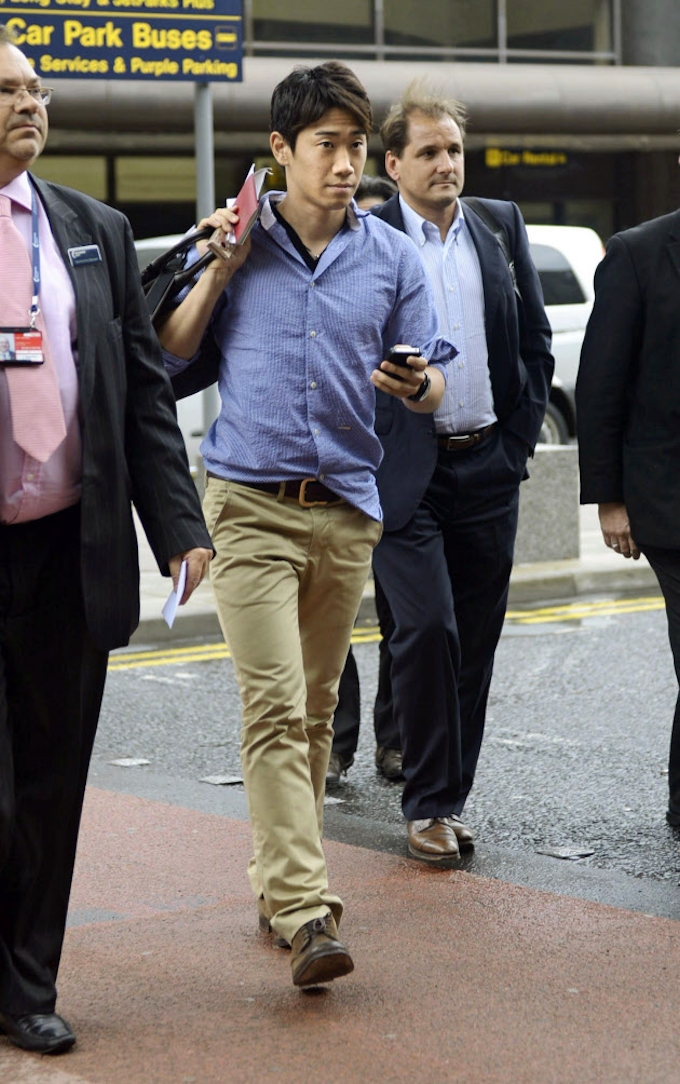 香川 笑顔で 正式に決まった 契約終え帰国の途に 日本経済新聞