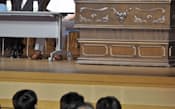 大阪維新の会が開催した「維新政治塾」の入塾式。壇上中央は橋下徹大阪市長（23日午後、大阪市北区）=共同