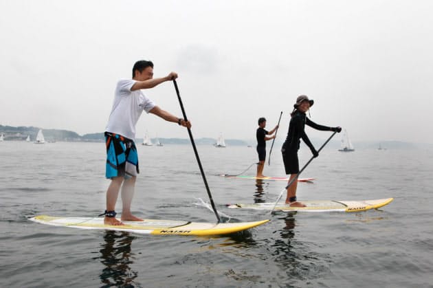 立ちこぎサーフィン 中高年を魅了 Nikkei Style 立ちこぎサーフィン 中高年を魅了 Nikkei Style