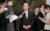 小沢民主党元代表らが離党届を提出したことに関して、記者の質問に答える野田首相(2日午後、首相官邸)