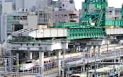 神田駅で工事が進む東北縦貫線。東北新幹線の上に橋桁を通し、線路を敷設する