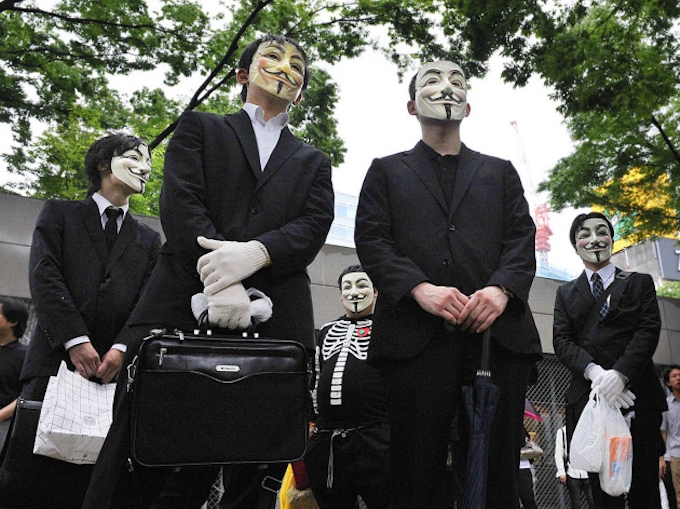 アノニマスの抗議行動 仮面姿の50人参加 日本経済新聞