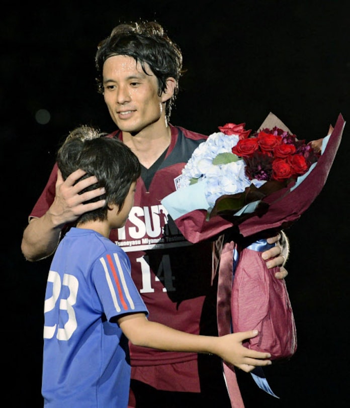 宮本氏が引退試合 中田英寿氏ら豪華メンバー彩る 日本経済新聞 宮本氏が引退試合 中田英寿氏ら豪華メンバー彩る 日本経済新聞