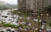 豪雨により冠水した北京市内の駐車場（21日）=共同