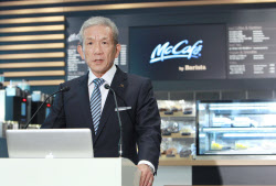 マクドナルド カフェ1号店を開業 東京 表参道 日本経済新聞