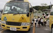 午後6時までの預かり保育後、送迎バスに乗り込む園児たち(千葉県船橋市の夏見台幼稚園)