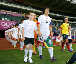 北朝鮮 国旗取り違え抗議 女子サッカー 試合開始1時間遅れ 日本経済新聞