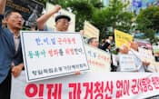 韓国外交通商省前で協定締結の動きに抗議する市民団体（7月2日、ソウル）=共同