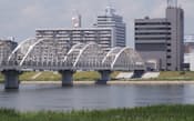 NTT西日本のビルに"突き刺さる"十三専用橋