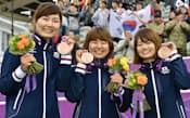 女子団体で銅メダルを獲得し、笑顔の(左から)早川漣、蟹江美貴、川中香緒里（29日、ローズ・クリケット場）=共同