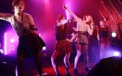 コーラスとダンスで観客を魅了するショー・クワイアのグループ「ガールズトーク」(東京都港区のモーフ東京)