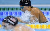 ロンドン五輪女子200m平泳ぎ決勝、世界新で優勝した米国のソニ(手前)と2位の鈴木聡美=共同