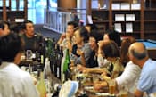 クラブハウスのバーラウンジでお酒を楽しむスマートコミュニティ稲毛の住民たち(千葉市稲毛区)
