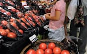 品種改良が進み店頭には様々な種類のトマトが並ぶ(東京都調布市のいなげや調布仙川店)