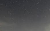 富士山の御殿場口で観測されたペルセウス座流星群の流星(上中央、13日午前0時34分から30秒露光）=共同