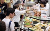 多くの人でにぎわう百貨店の総菜売り場(14日午後、東京都豊島区の西武池袋本店)