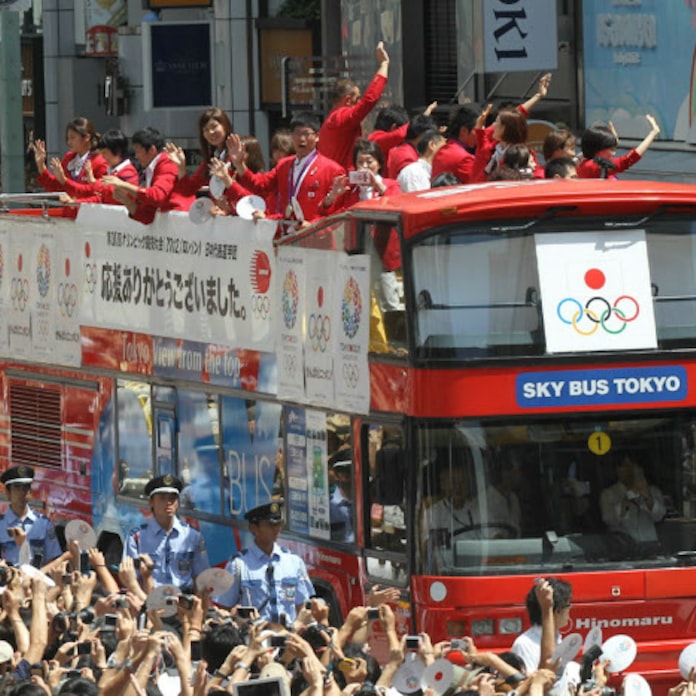 五輪メダリスト 銀座で凱旋パレード 沿道に50万人 日本経済新聞 五輪メダリスト 銀座で凱旋パレード 沿道に50万人 日本経済新聞