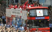 ロンドン五輪日本代表選手団のパレードで、沿道の観客の声援に応えるメダリストら(20日午前、東京・銀座)