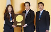 菅首相から国民栄誉賞の盾を授与される、サッカーの女子ワールドカップで優勝した「なでしこジャパン」の沢穂希選手(2011年8月18日、首相官邸)