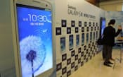 サムスン電子は業績をけん引するスマホで攻勢をかける。「ギャラクシーS3」の発表会(6月、ソウル市内)
