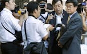 23日、野田首相の親書返送のため外務省を訪れ、構内への立ち入りを拒まれた在日韓国大使館員（右端）=共同