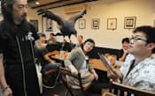タカやフクロウなどを間近で見ることができる「鷹匠茶屋」では、週末の来客数が1日100人を超える(東京都三鷹市)