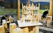 ベネチア・ビエンナーレ国際建築展の日本館の展示。中央は「みんなの家」の模型（27日、イタリア・ベネチア）=共同