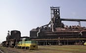 高炉では鉄鉱石と石炭を原料に銑鉄を生産(千葉県君津市の新日鉄君津製鉄所)