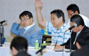 大阪維新の会の公開討論会で挙手する河村名古屋市長(中)。左は大村愛知県知事(9日午後、大阪市中央区)　