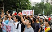 北京の日本大使館前で尖閣諸島の国有化に抗議する人たち（11日午後）