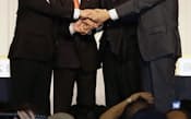 民主党代表選の立会演説会を終え、握手する4候補（13日午後、大阪市内）=共同
