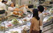 総菜を買い求める人たち(東京都豊島区の東武百貨店池袋店のRF1)