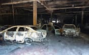 15日、暴徒化したデモ隊によって放火され全焼した青島の日本車販売店(16日)=共同