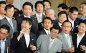 結党宣言のパーティーで橋下、松井両氏を囲む国会議員ら(12日)