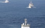 接続水域を航行する中国の監視船(手前とその右後ろなど)。手前から3隻目は海上保安庁の巡視船（18日）=共同