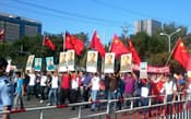 反日デモの参加者の中には、毛沢東の肖像画を掲げる人が目立った(18日、北京の日本大使館前)
