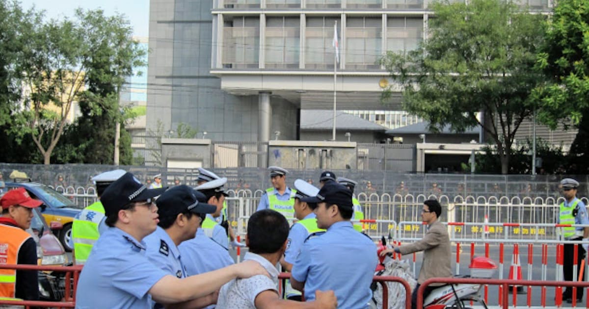 中国 反日デモ抑え込みへ 北京市民に一斉メール 日本経済新聞 中国 反日デモ抑え込みへ 北京市民に一斉メール 日本経済新聞