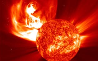 フレアに伴って太陽から放出される巨大プラズマ雲（太陽観測衛星SOHOがとらえた2002年1月4日の事例）