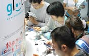 「東京ゲームショウ2012」では、スマホを使った「ソーシャルゲーム」が注目を集める(20日、千葉市の幕張メッセ)